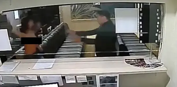 המאבטח ביקש מהאישה לא לעשן והיא תקפה אותו עם השדיים שלה