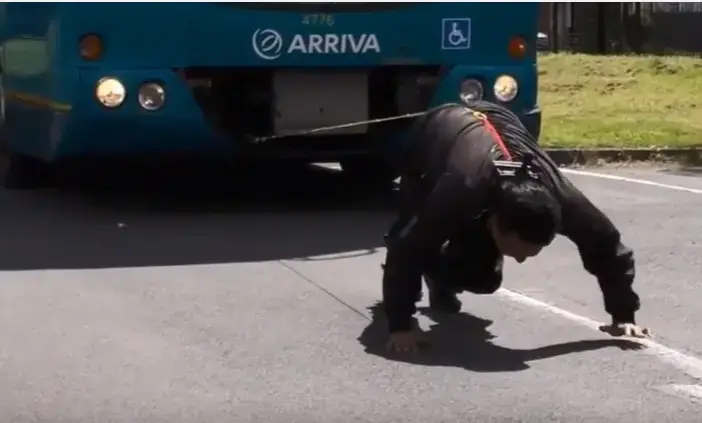 לא ייאמן: הסבא שמסוגל לגרור אוטובוסים באמצעות השיער שלו