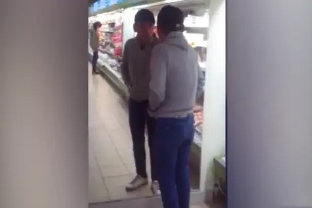הייתם פעם כל כך שיכורים שנלחמתם בעצמכם במראה? הוא כן