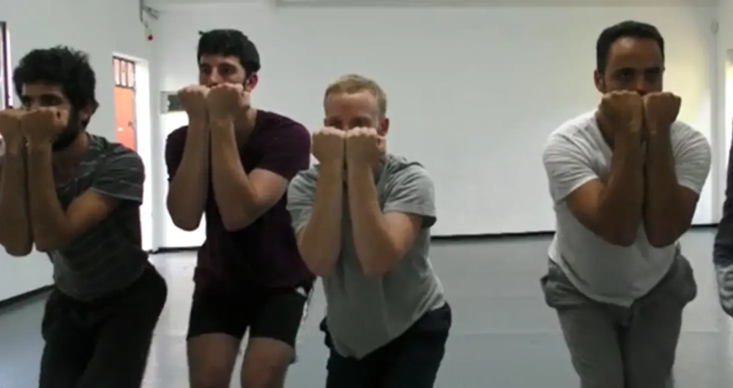 צפו בקטע מתוך החזרות למופע "Boys" של רועי אסף