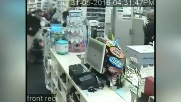 גירל פאואר: נשים תקפו והבריחו שודד - בעזרת מקלות הליכה