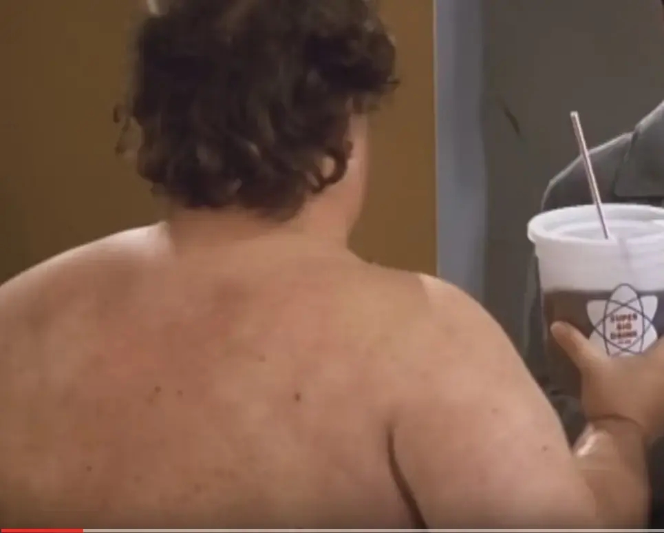 התעלומה נפתרה: "Ugly Naked Guy" מ"חברים" נחשף לראשונה