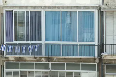 ילד בן 4 נפל ממרפסת ביתו בת"א ונהרג