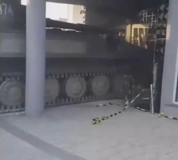 דפק כניסה: איש עסקים התרסק עם טנק לתוך המועדון שלו