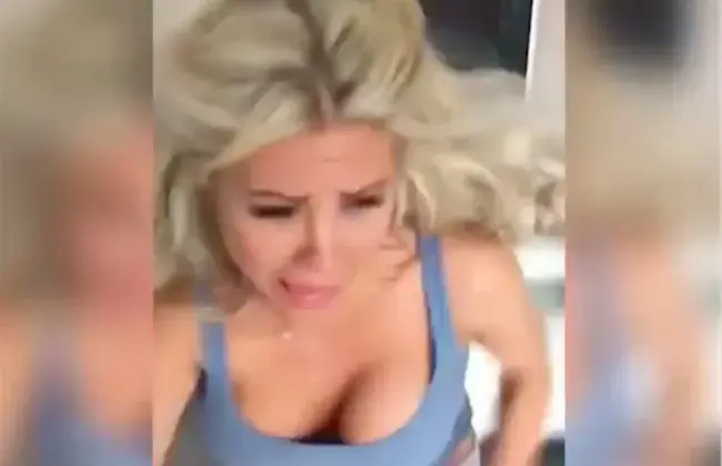 מותח את חברתו היפה שיש עליה עכביש והיא נופלת בזה כל פעם