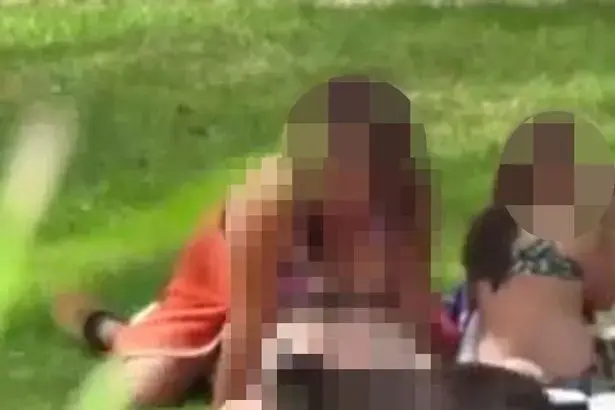 חיפושים אחרי זוג שקיים יחסי מין בפומבי ליד ילדה קטנה
