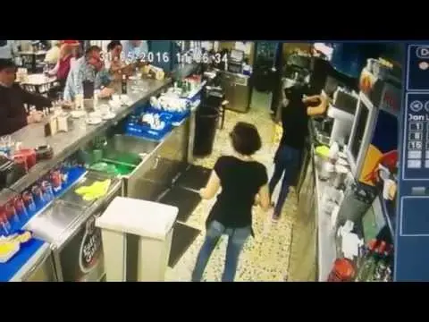 כשרון מבוזבז: לא תאמינו מה עשתה המלצרית שהפך אותה לכוכבת רשת