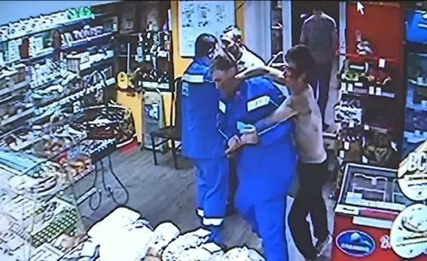 מתאגרפים שיכורים החלו קרב עם קונים ולא האמינו שזה קורה להם
