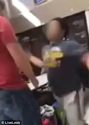 נקמת החנונים: הרגע המפתיע שבו בריון חוטף מכות מתלמיד קטן ממנו