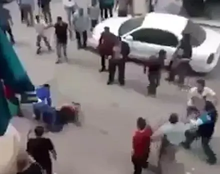 קשה לצפייה: ניסה לערוף את ראש אישתו - וספג מכות מהמון זועם