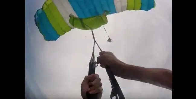 צפו: רגעי האימה של צנחן שקפץ ממטוס והמצנח שלו עף עם הרוח
