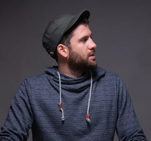 יאיר לוי שר "גם כשאת". האזינו