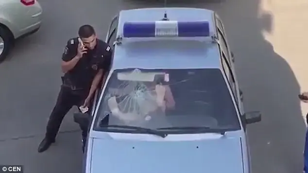אישה בביקיני ניפצה שמשת רכב משטרה בכפות רגליה החשופות