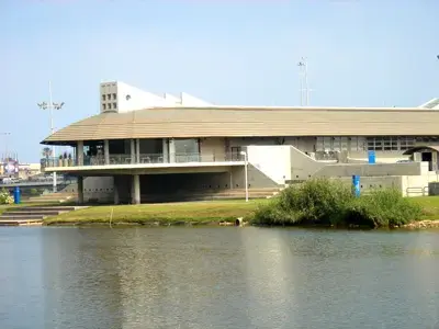 נשאר לבד בבית והעיף את הגג והחלונות