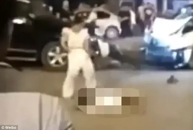 קשה לצפייה: נהגת רוקדת מעל גופה שדרסה