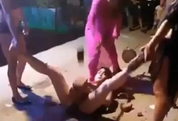 שיא הביזאר: נתנה לחברים לרסק לבנים בפטיש על המפשעה שלה