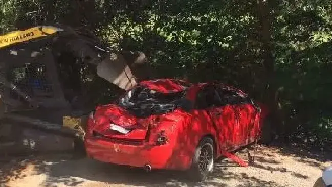 אבא עצבני הרס את הרכב של בתו בדחפור כי תפס אותה עם בחור