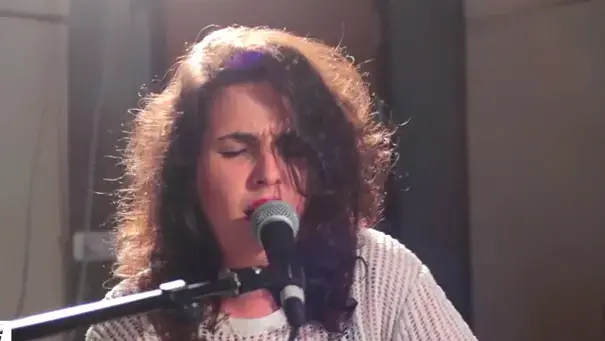 צפו: שיר בחזרה עם אביגייל רוז