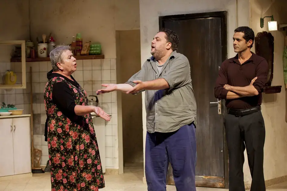 שלדים בארון: "הזאבים" היא הצגה קלילה ומענגת על נושאים כבדים ומייסרים