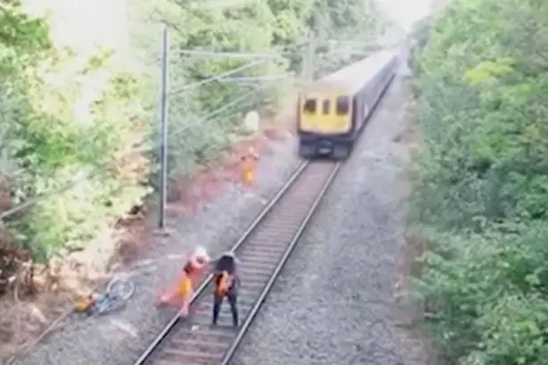 כך התגלה שהסרטון של השיכור שניצל מרכבת דוהרת הוא זיוף