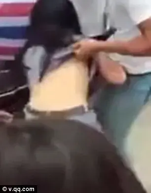 גבר נבגד מכה את אשתו והמאהב - ומתקשר לחמתו כדי לקבל הסברים