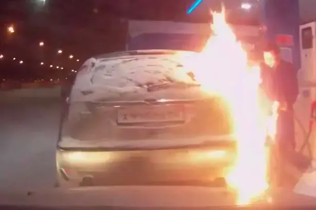 הדליקה מצית כדי לבדוק את מיכל הדלק - ואת האש שפרצה ניסתה לכבות בידיים