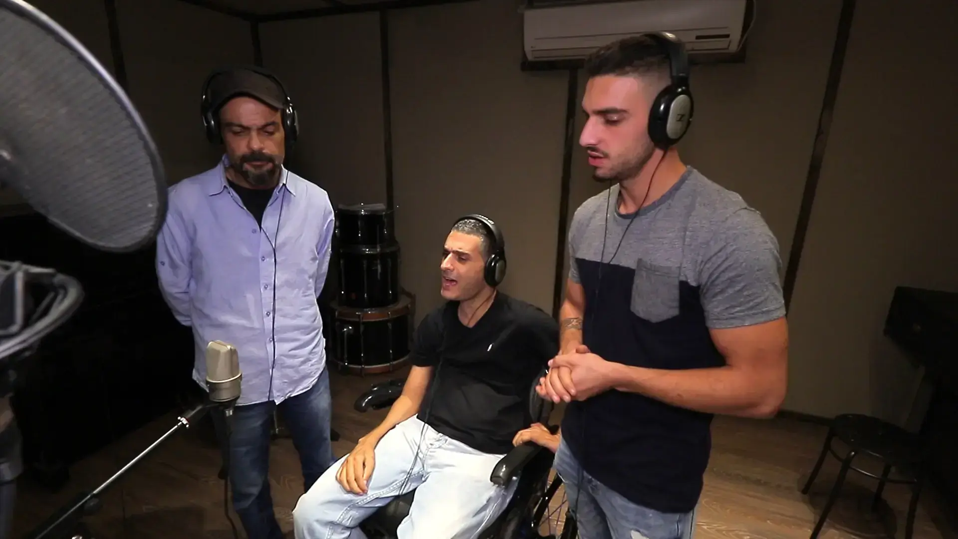 "זה לא נתפס שאני, משותק מהכתפיים ומטה, שר. זאת המתנה שנשארה לי"