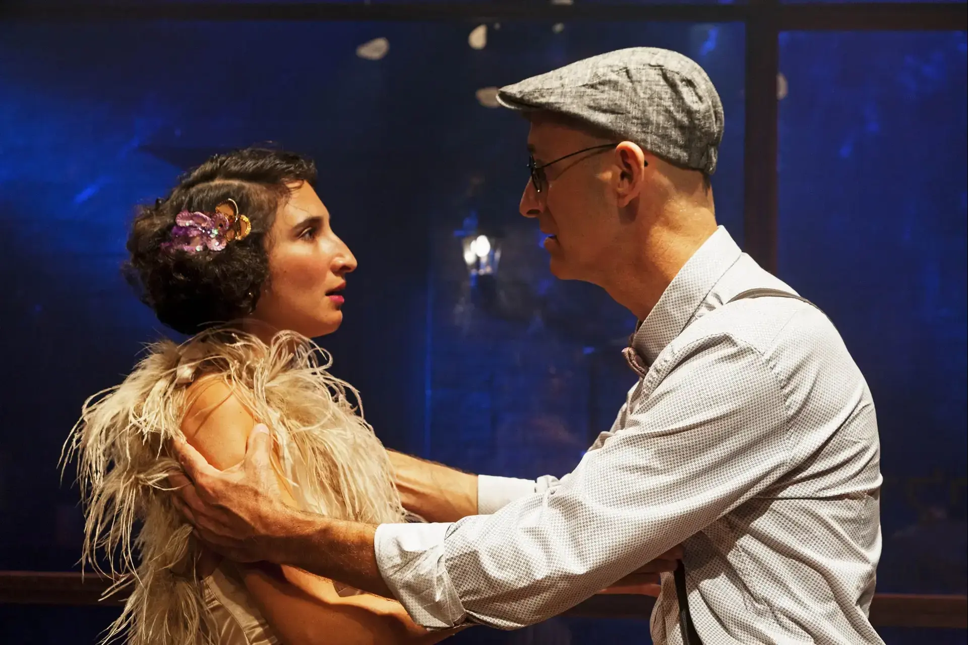 חור שחור: ב"שיר ישן, רחוק" אין התחלה או סוף, רק מבוכה