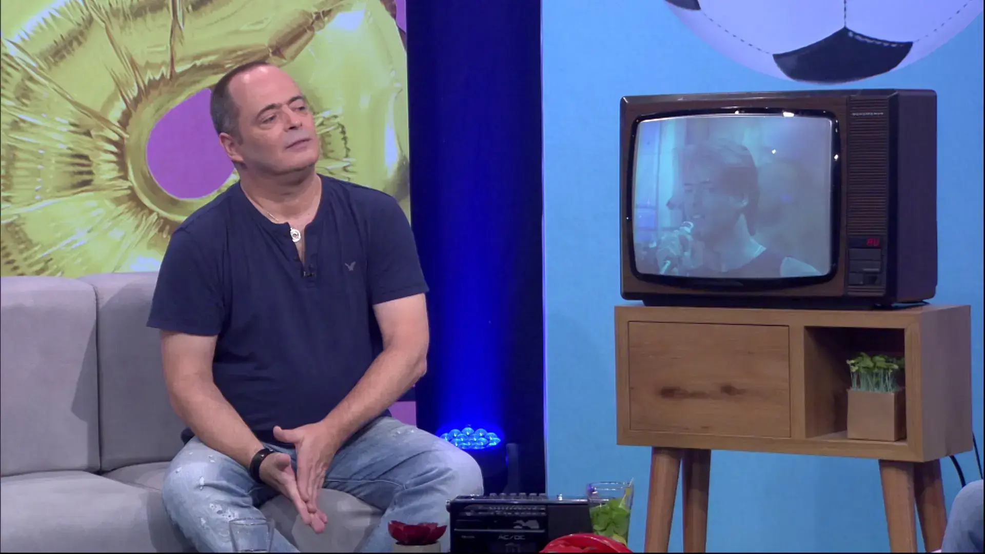 מבוכה על הספה: "שמיניות באוויר" הפכה לאנקדוטה לא נעימה לצפייה