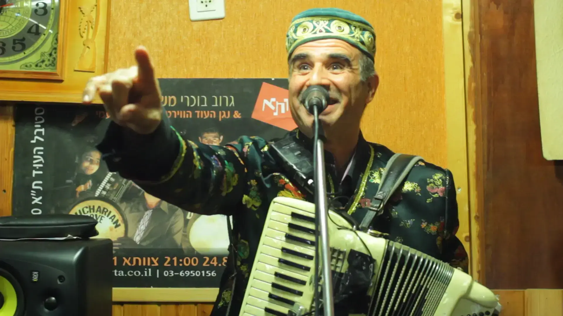 חברי משפחת אלייב מבצעים את "סר סרי" בחדר החזרות. צפו