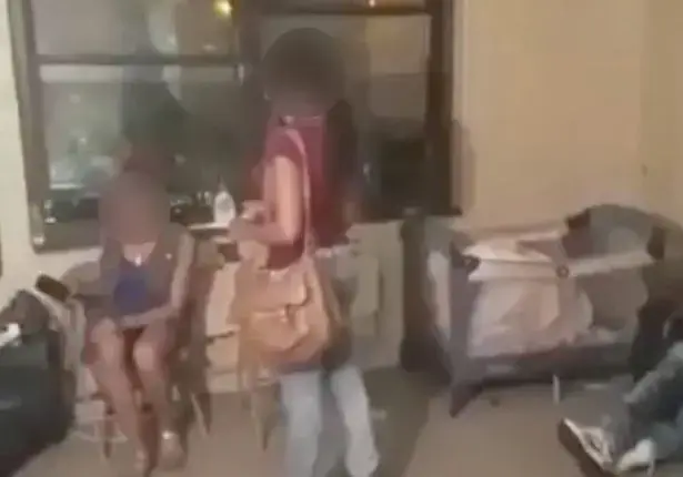 אמא תפסה את בנה מקיים אקט מיני - ואיבדה את זה לגמרי