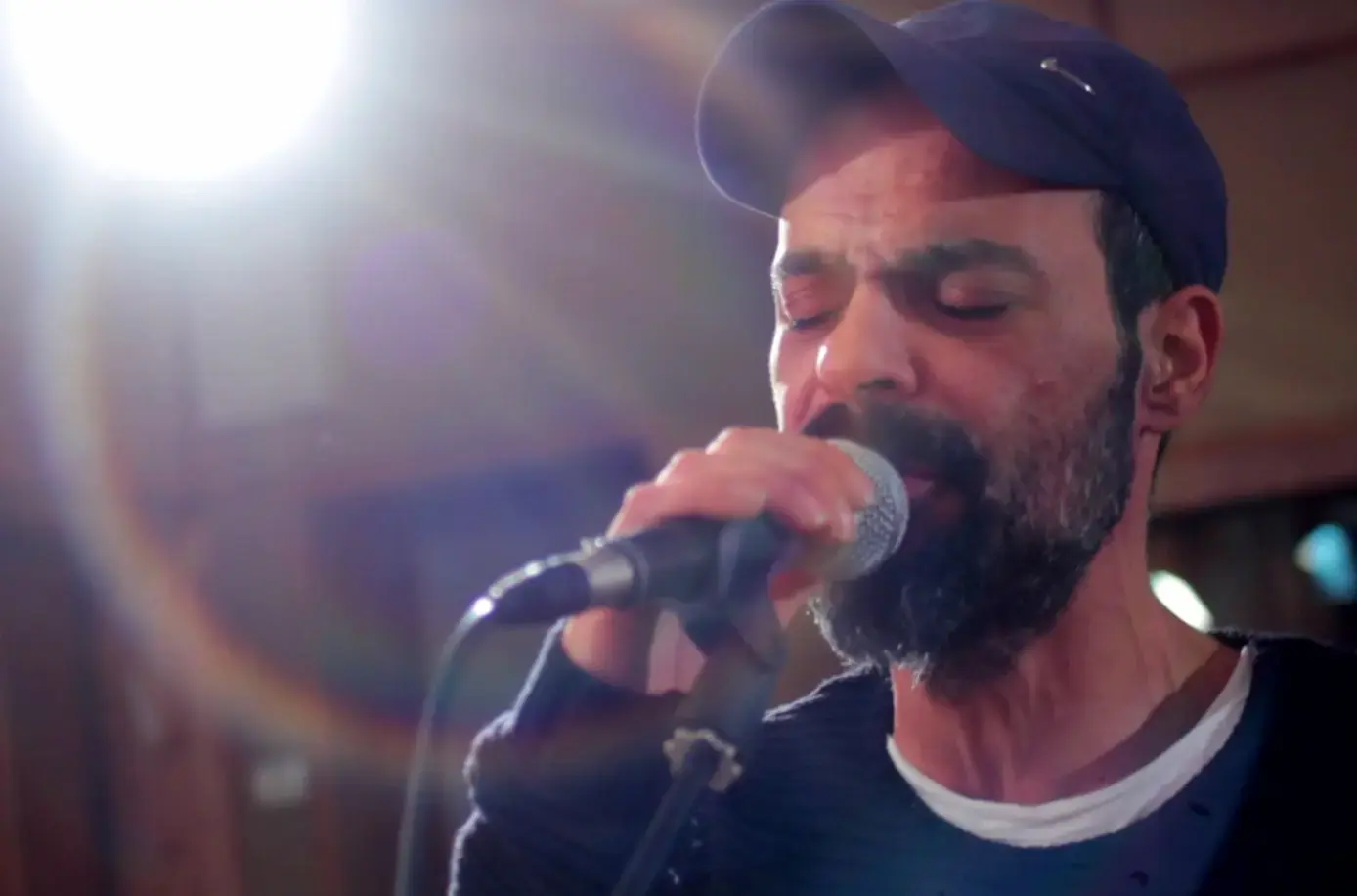צפו: שיר בחזרה עם עמיר בניון