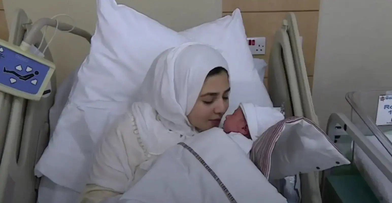 לראשונה בעולם: אישה ילדה בעזרת שחלות שהוקפאו בילדותה