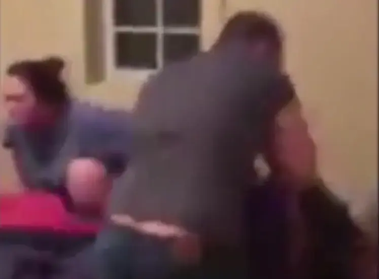 כך הדייט הלוהט נגמר בהתחבאות מתחת למיטה למשך לילה שלם