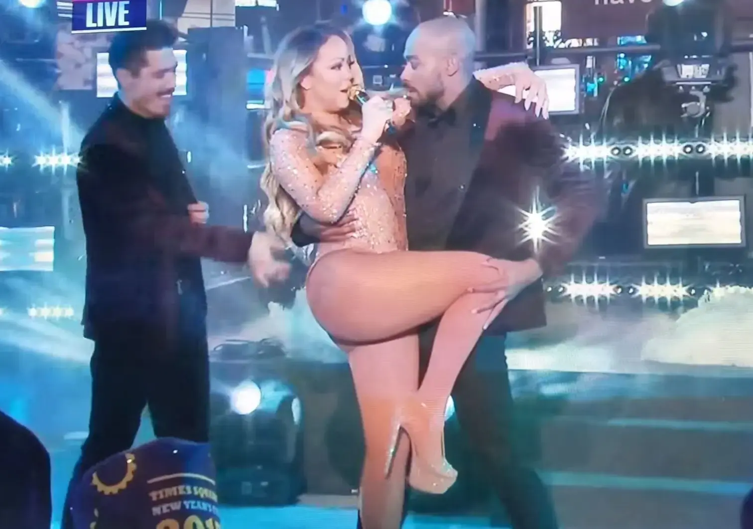 מאריה קארי מביכה והגולשים לא מרחמים עליה