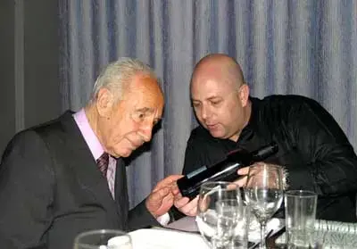 "פרס התנהג כמו בובה על חוט"