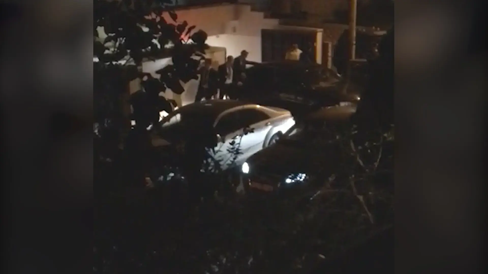 ברקע חקירותיו: ראש הממשלה תועד עוזב את ביתו של פרקליטו