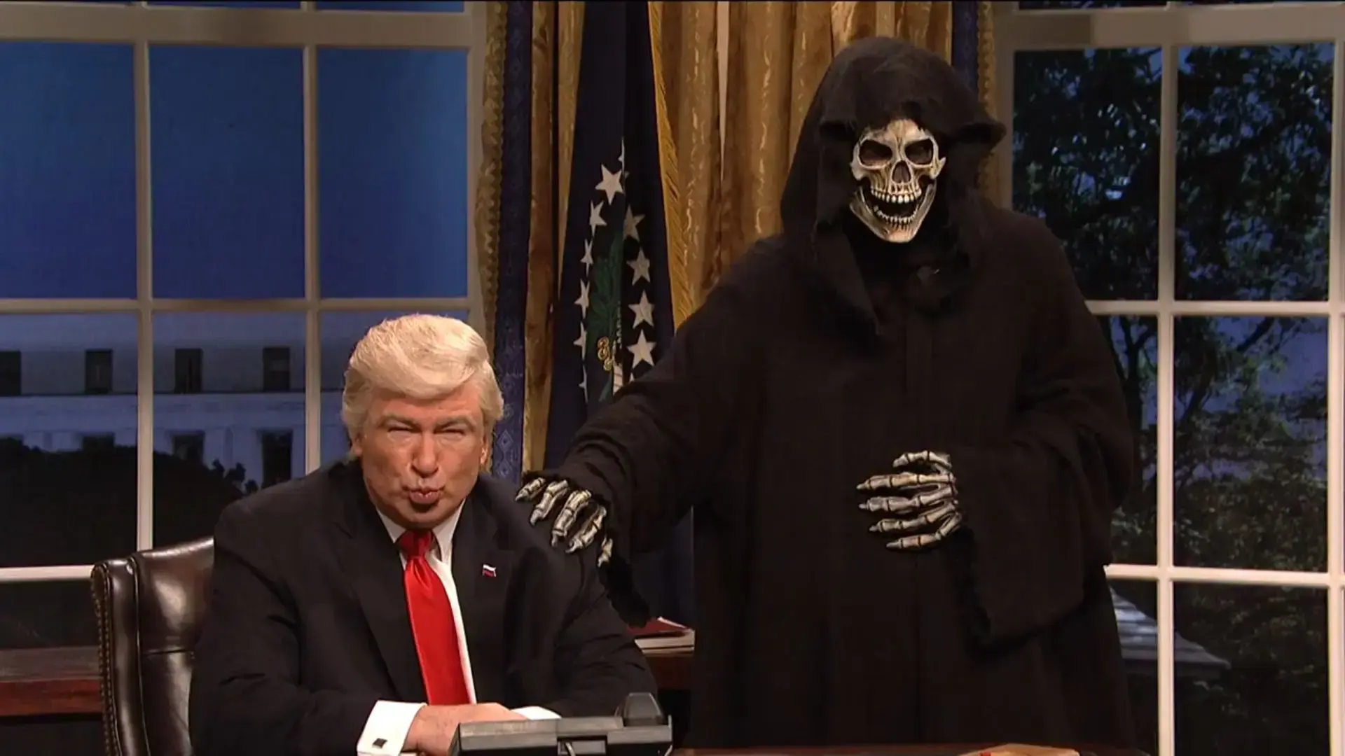קריסטן סטיוארט ב-SNL: "דונלד טראמפ לא שונא אותי, הוא מאוהב בחבר שלי"