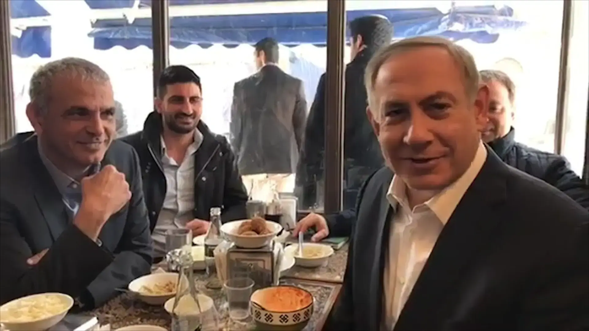 כשביבי חיבק את מוישה: מה עומד מאחורי הפוגת החומוס של נתניהו?