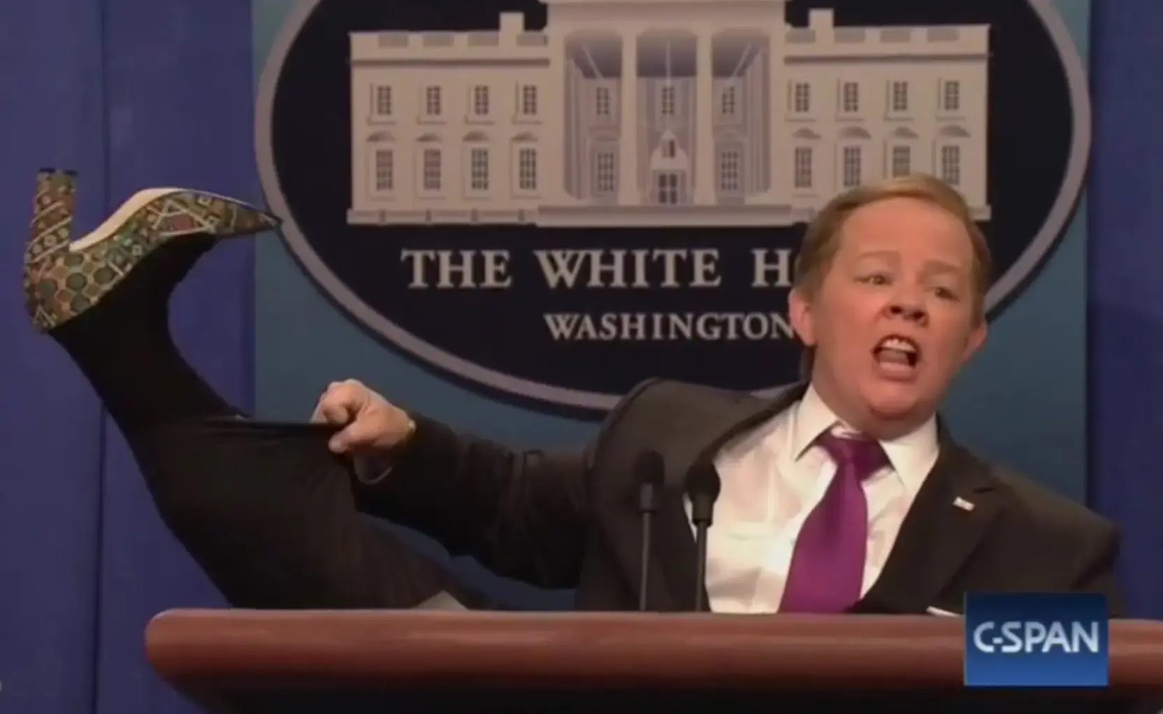דובר הבית הלבן בנעלי עקב: SNL שוב לא מרחמת על שון ספייסר