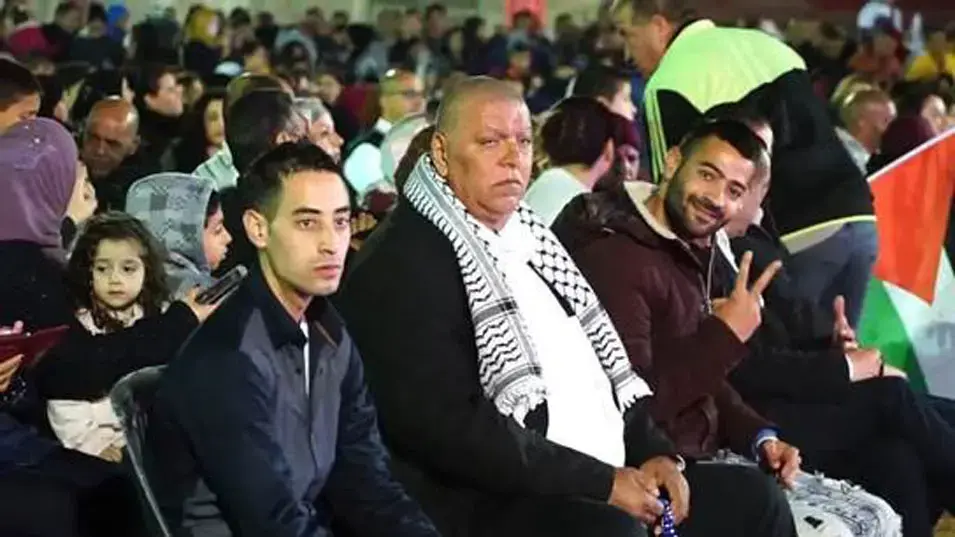 רבבות נכנסו להלם: הרגע שבו הישראלי הובס בגמר "ערב איידול"