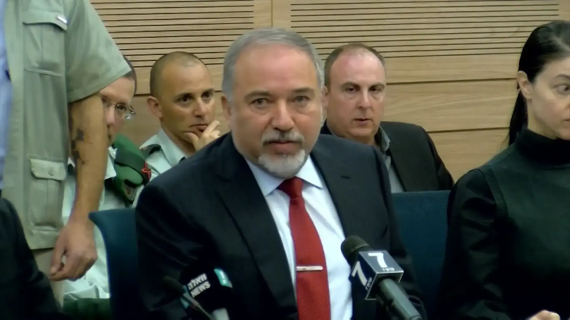 שר בכיר תוקף בחריפות את ליברמן: "פטפטן שגורם נזק כבד לישראל"