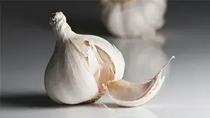 איזה מזונות לאכול ומאילו להימנע כדי להיעקץ פחות מיתושים