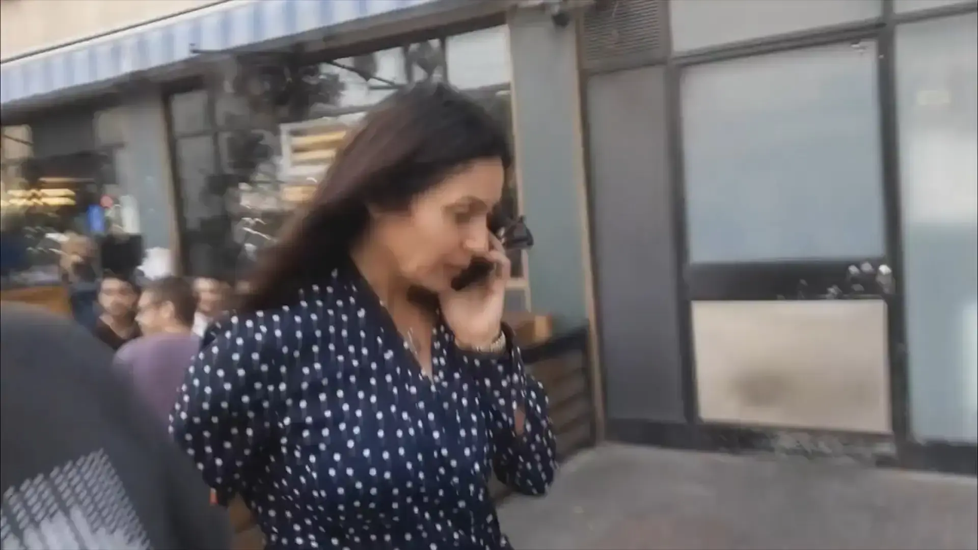 "סמרטוט גזעני": פעיל חברתי תקף בצעקות את השרה רגב. צפו