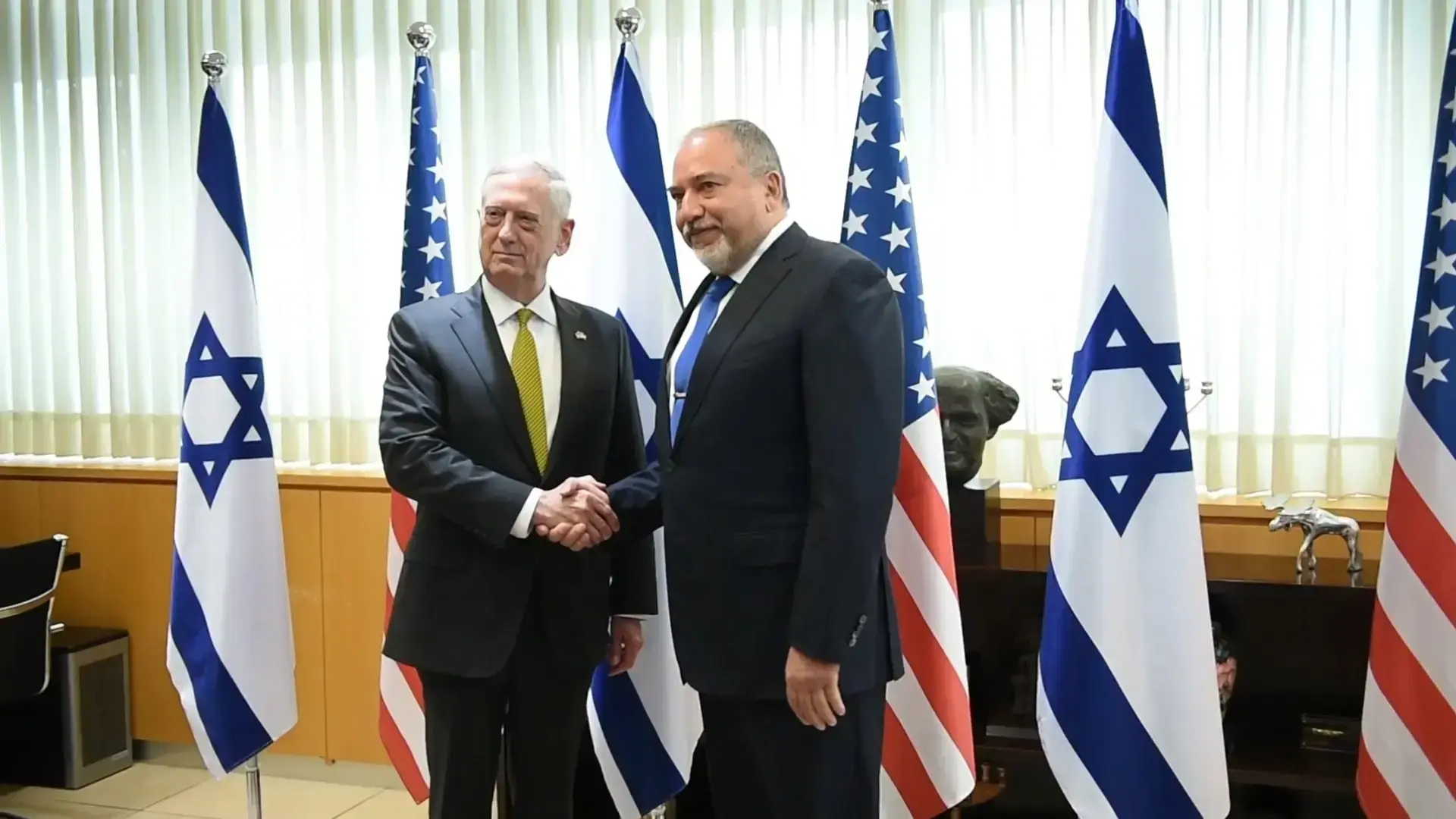 שר ההגנה האמריקני בביקור בישראל: "יש לאסד עוד נשק כימי"