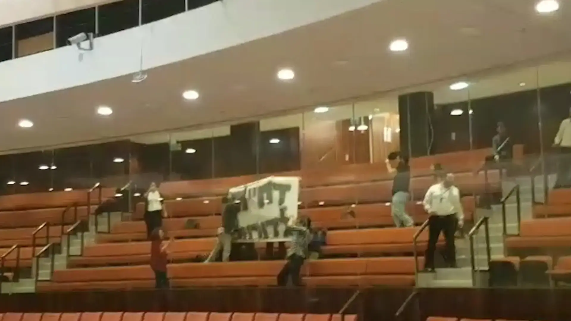 הצעת החוק לפיצול התאגיד אושרה בקריאה ראשונה; האופוזיציה החרימה