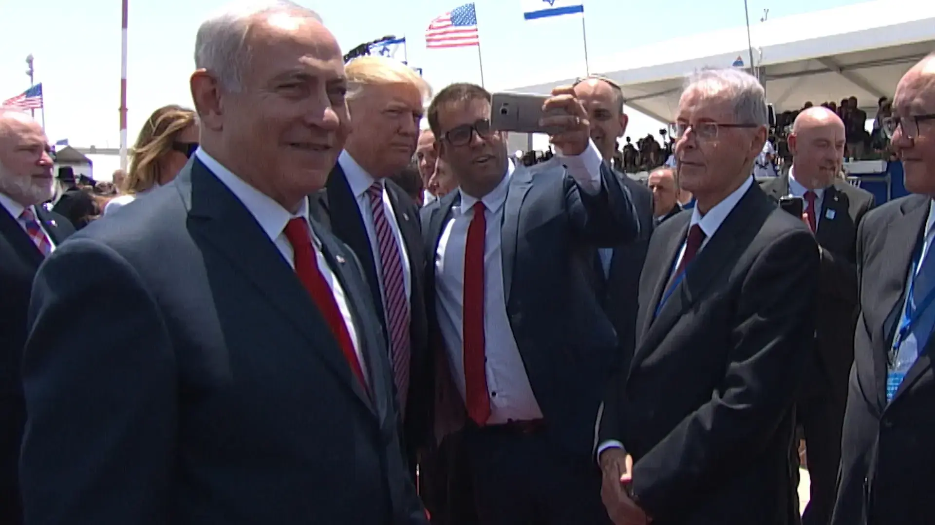 הסלפי של אורן חזן עם טראמפ מסעיר את העולם: "מוזר ומביך"