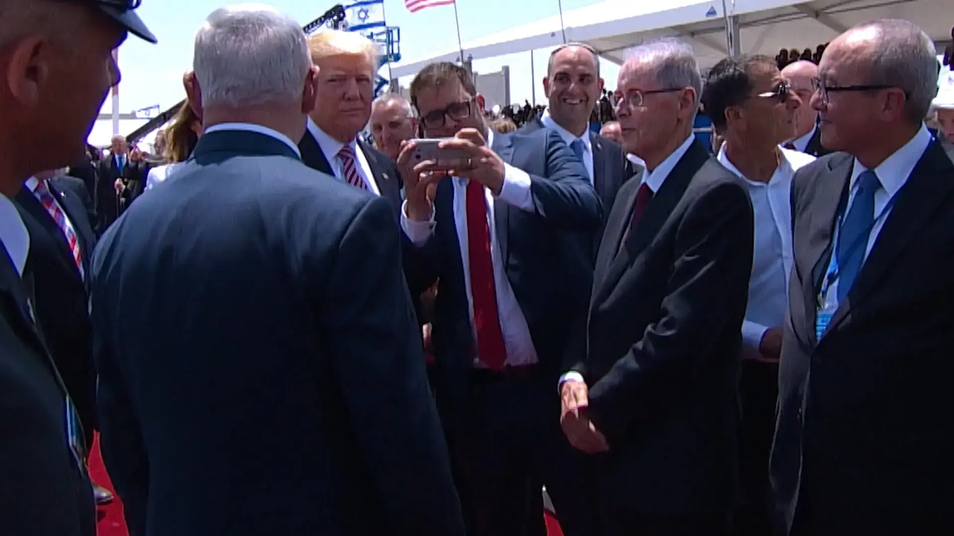 מבוכה בשטיח האדום ודמעה בכותל: היום הראשון של טראמפ בישראל
