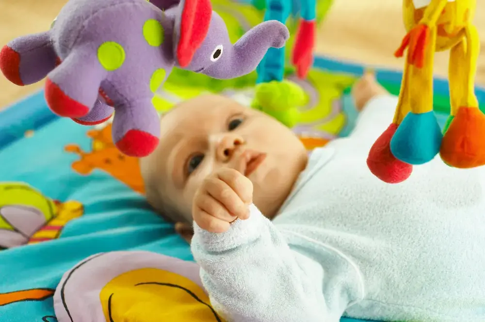 משחקים ולומדים: צעצועים שיעודדו את התפתחות התינוק