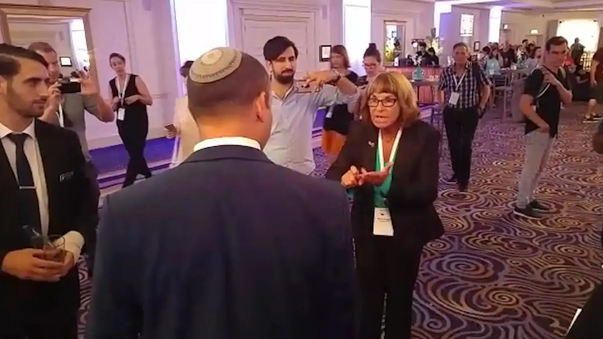 קריאות בוז והצדעה במועל יד לבנט: "לברגותי הייתם נותנים לדבר"